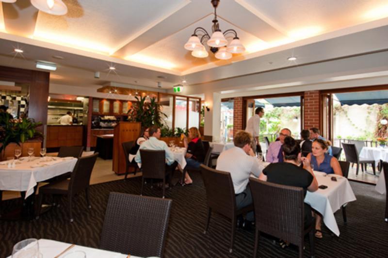 Ramada By Wyndham Brisbane Windsor Hotel Restoran gambar